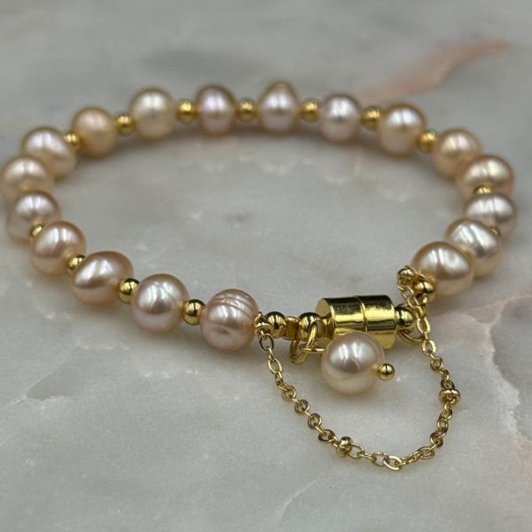 Myrtilus 14K Gold-Plated Peach Pearl Bracelet – Handmade with Magnetic Clasp