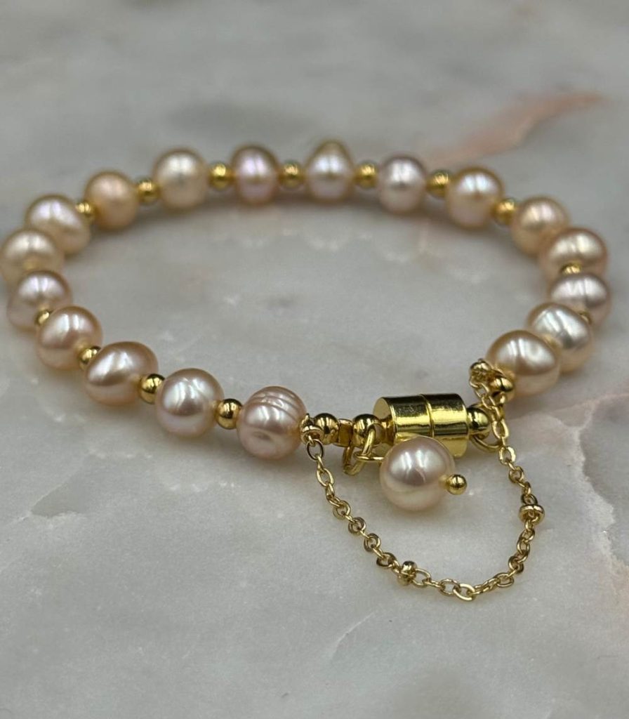 Myrtilus 14K Gold-Plated Peach Pearl Bracelet – Handmade with Magnetic Clasp