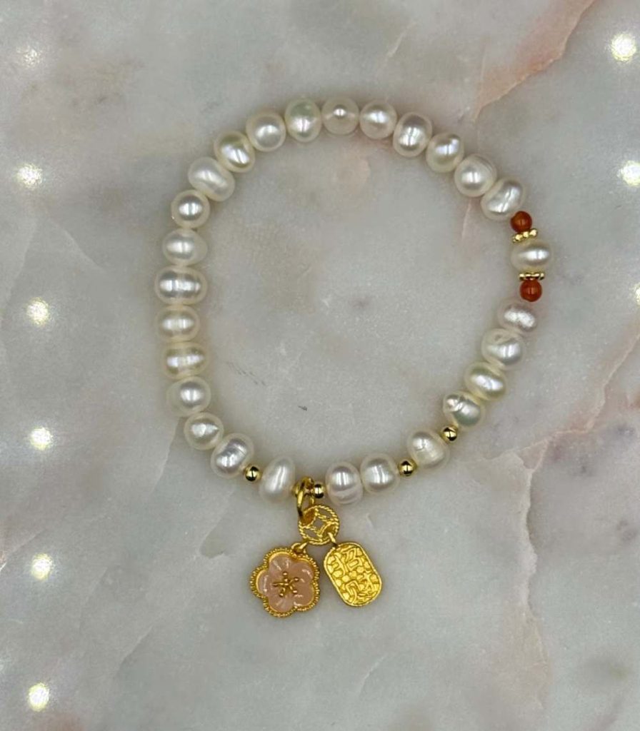 Myrtilus Freshwater Pearl Bracelet – Handmade with Mother of Pearl Charms